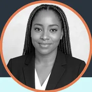 Portrait en noir et blanc d'Aïché YIMGA.N, co-fondatrice de LeadFlow Partenaires
