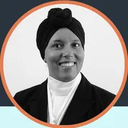 Portrait en noir et blanc de Laila EL ASRI, co-fondatrice de LeadFlow Partenaires